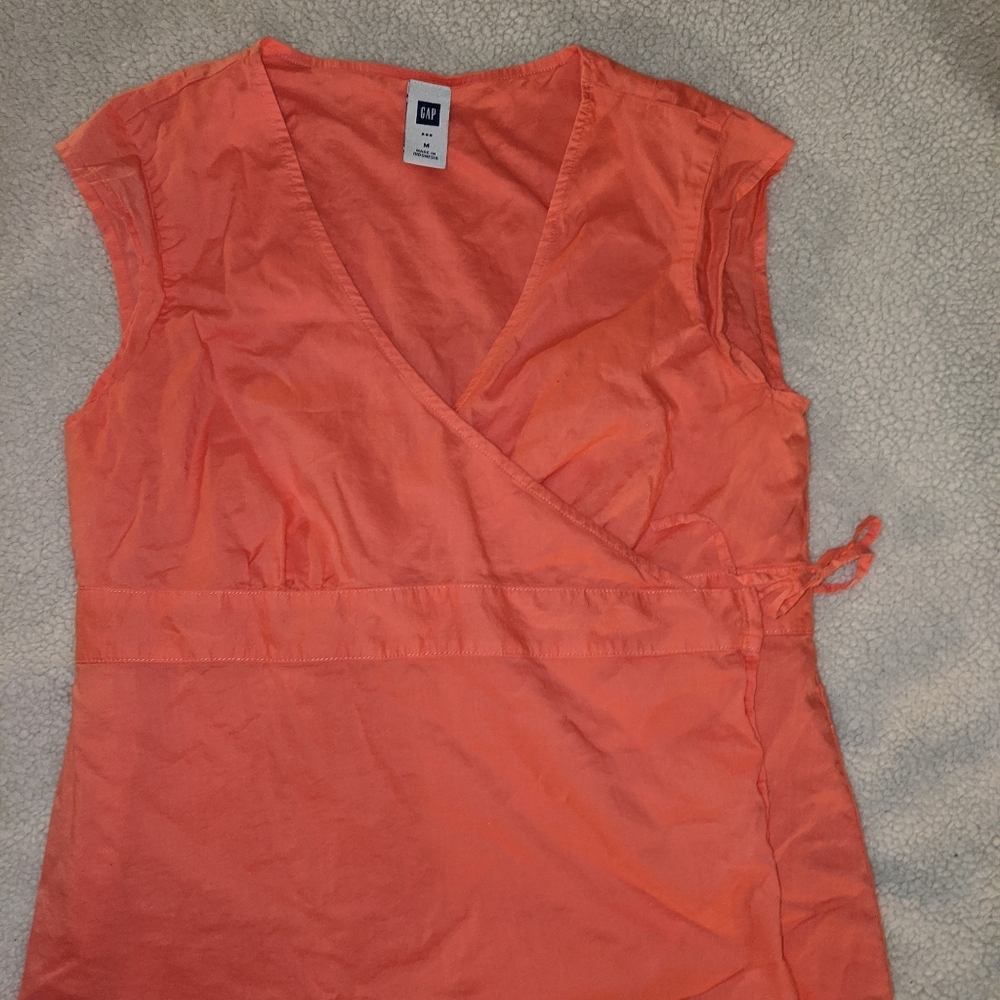 NWOT Peach maternity side tie shirt.